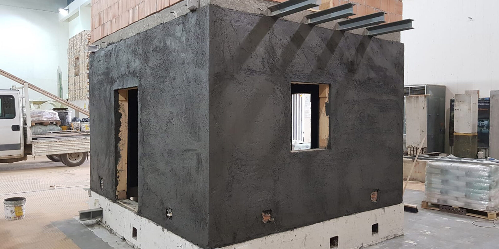 Intonaco fibrorinforzato per il rinforzo degli edifici in muratura